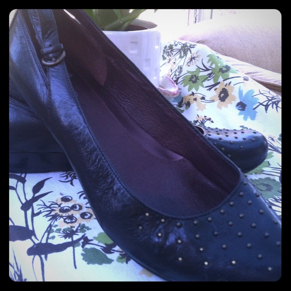 Studded flats✨