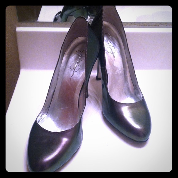 Iridescent / color changes on these pumps