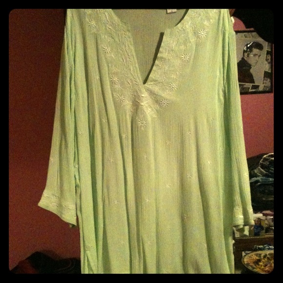 trade with @donnabartels 2 shirts, earrings