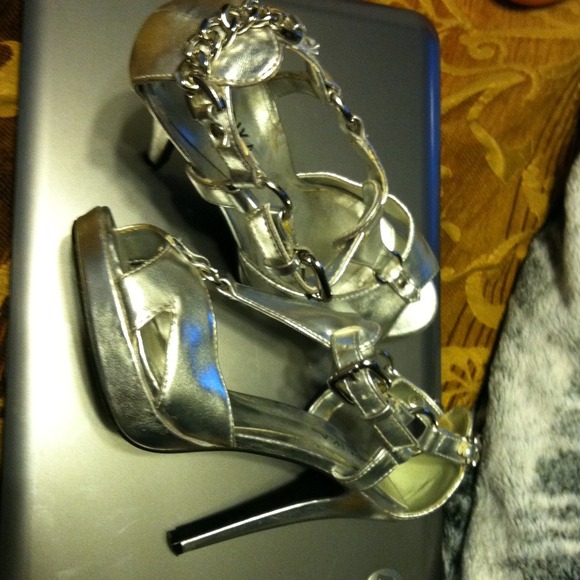 Silver heels - Picture 2 of 2