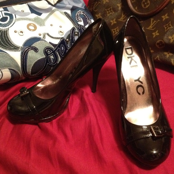 DKNYC (DONNA KAREN)  black patent leather pumps