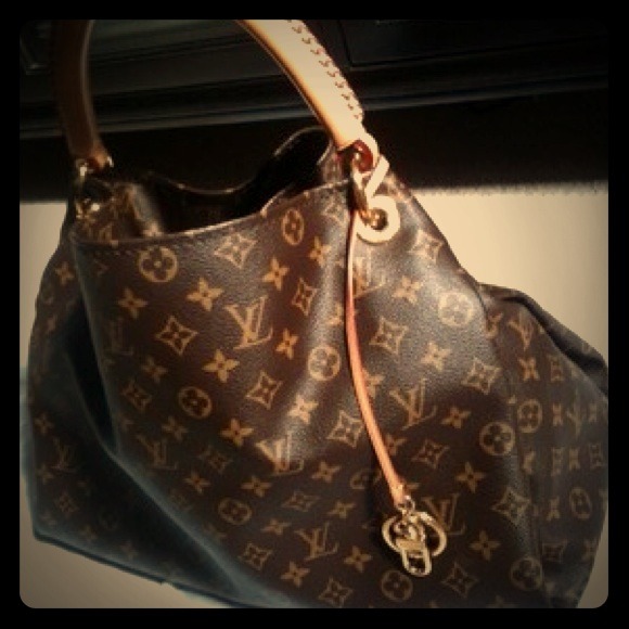AUTH Louis Vuitton. Barely worn. Excellent cond.