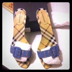 Burberry Shoes - Burberry Suede Kitten Heels. Sz 8 US/38 Euro Burberry Shoes - Burberry Suede Kitten Heels. Sz 8 US/38 Euro