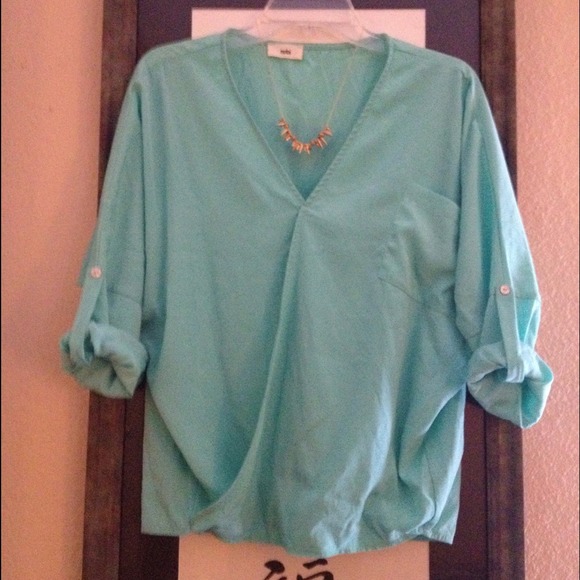 SOLD!π New Silky Mint Top - Picture 2 of 3
