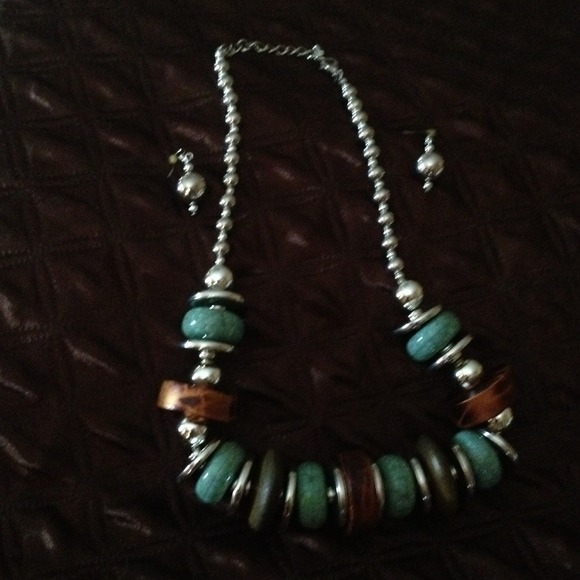 Necklace and earring set