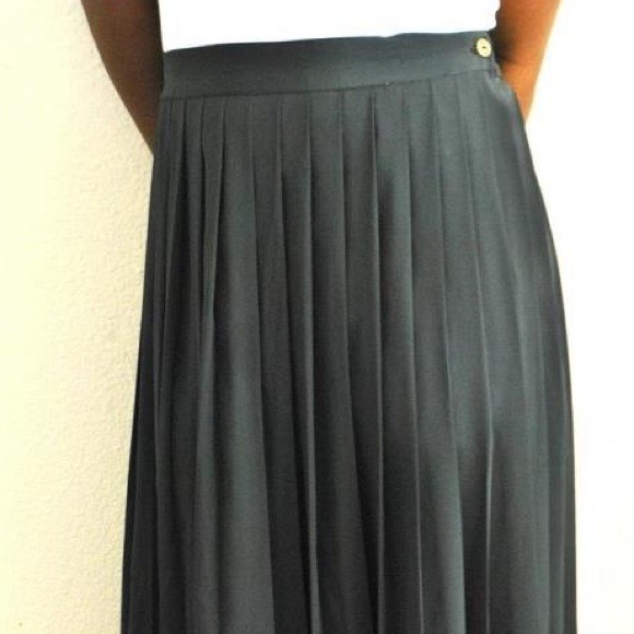 [SOLD] Black Pleated Maxi Skirt