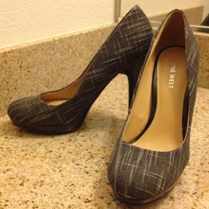 🔴 SOLD 🔴 Nine West Gray Pumps