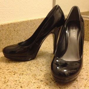 RESERVED New Nine West Black Patent Pumps
