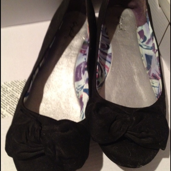 ⚠SOLD⚠ Black flats with bow size 9