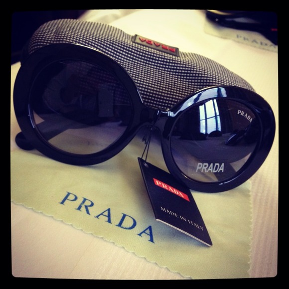 Trade 😎 Black Prada sunglasses