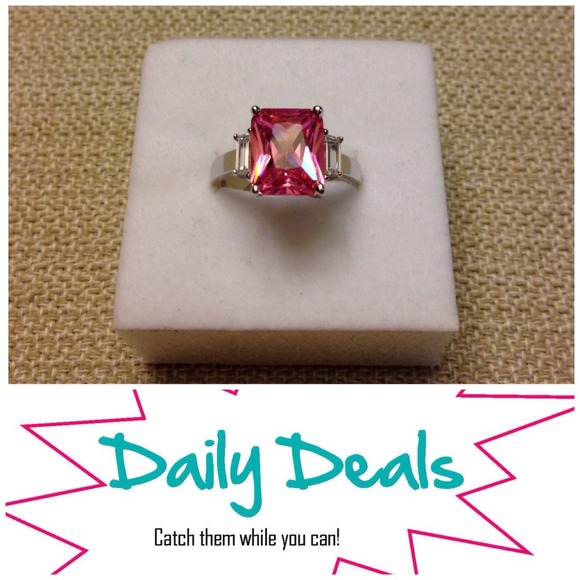 Rings Jewelry - ✳️$28 to $20 for 24hr 8/7/14✳️ Pink Triplet Ring