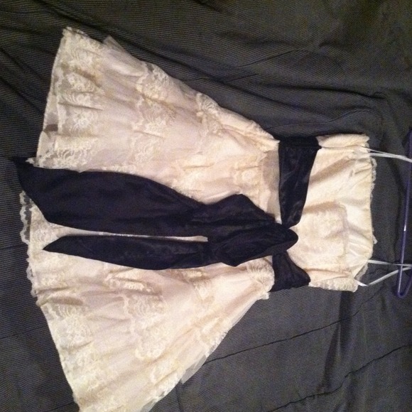 Ivory and black party dress - Picture 2 of 2