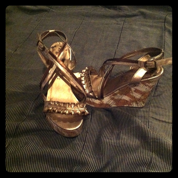 Metallic criss-cross wedges
