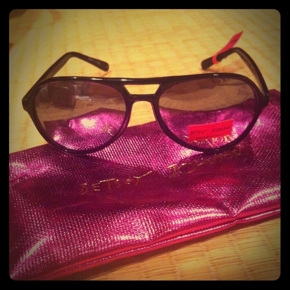 Betsey Johnson black aviator sunglasses