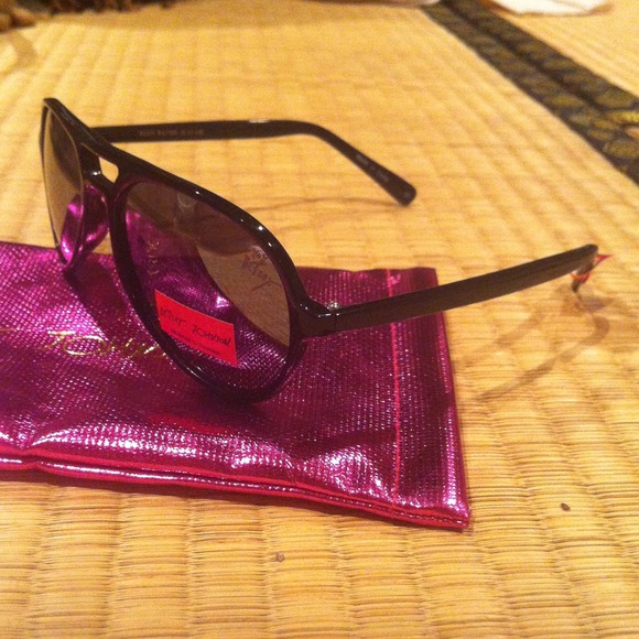 Betsey Johnson black aviator sunglasses