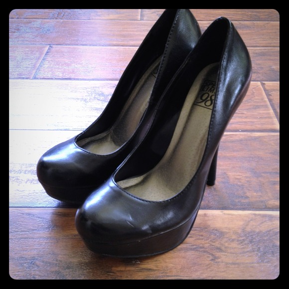 Cute Black Heels - Picture 1 of 4