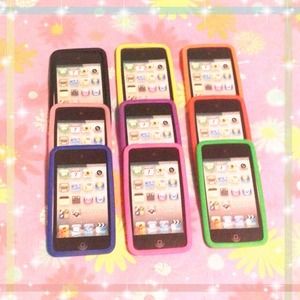 💙💜Colorful iPod 4th gen gummy cases anyone?!💛💚