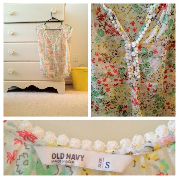 SOLD 🔒 Old Navy flower top