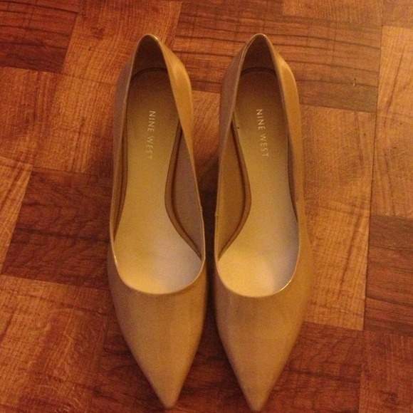 Nude Patent leather pumps