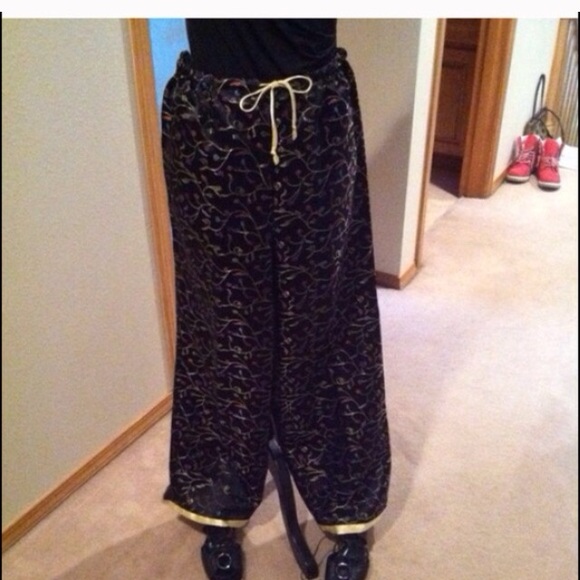 🐩 Reduced Asian pants in Black w/ flower chain