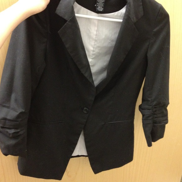 Black 3/4 sleeve blazer.