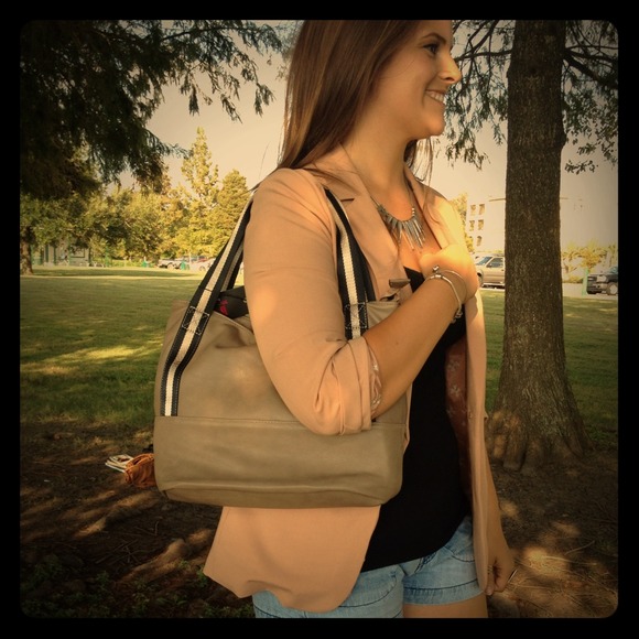 Handbags - 🎀Super Sporty & Chic Tan Hand Bag NWT!!!🎀