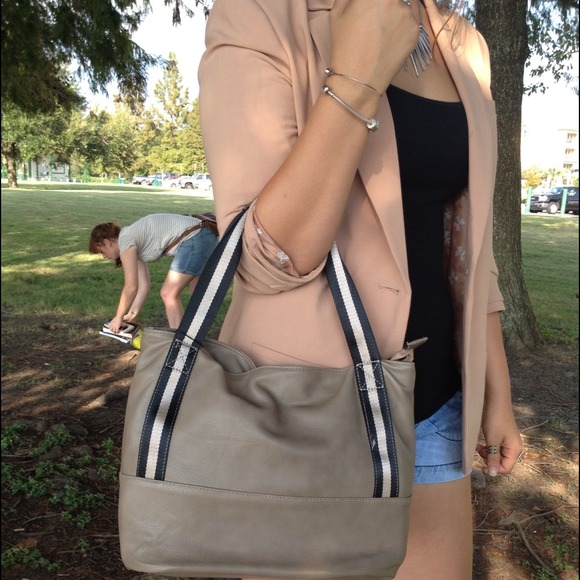 🎀Super Sporty & Chic Tan Hand Bag NWT!!!🎀 - Picture 2 of 2