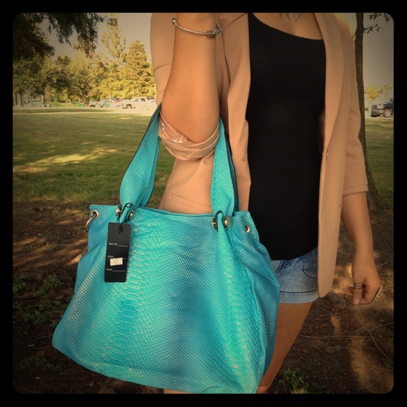 Handbags - 🌀Lg Turquoise HandBag NWT!!!🌀