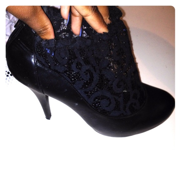 HOT LACE PUMPS!