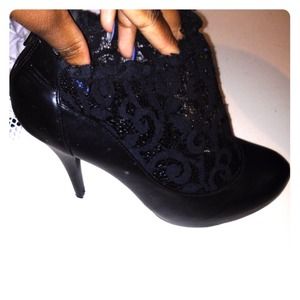 HOT LACE PUMPS!