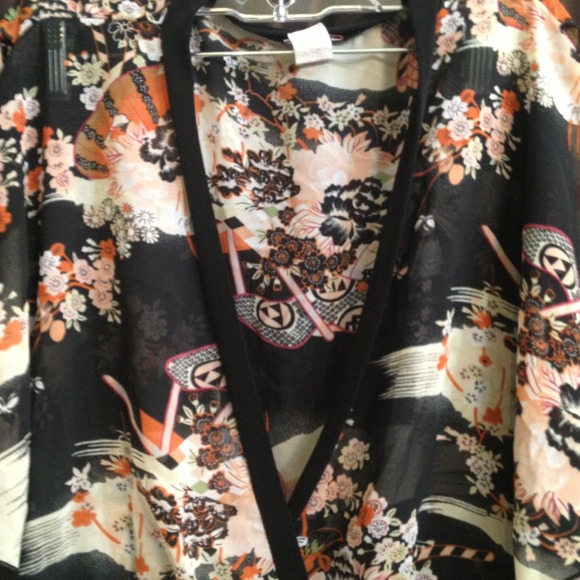 Sheer flowy top - Picture 2 of 3