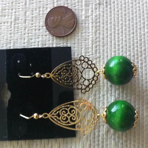 Small dangle earring - Picture 2 of 3