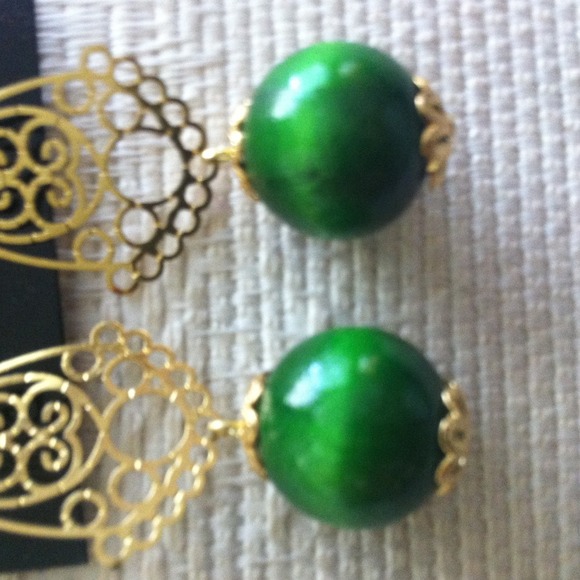 Small dangle earring - Picture 3 of 3