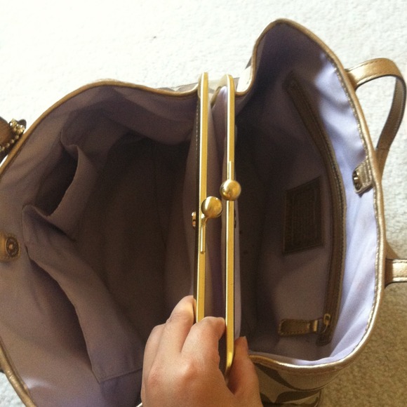 AUTHENTIC COACH PURSE!!! - Picture 2 of 4