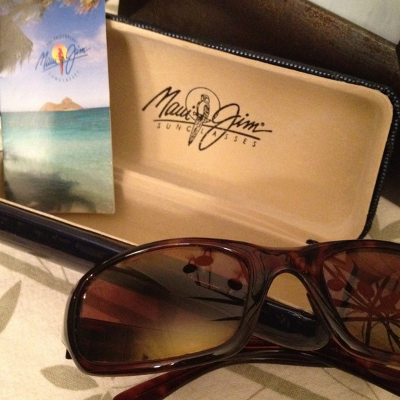 Maui Jim polarized sun glasses.     💢sold💢