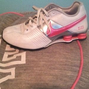 Nike shox tennis shoes size 7.5, great condition