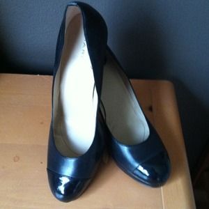 Tahari black pumps
