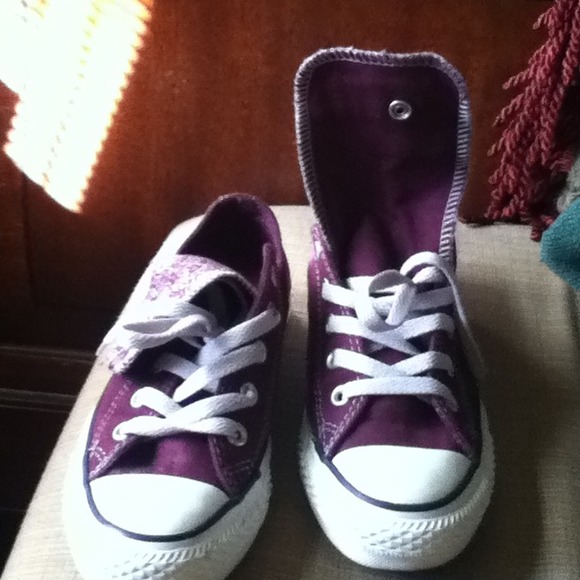 Sz 6 purple converse sneakers