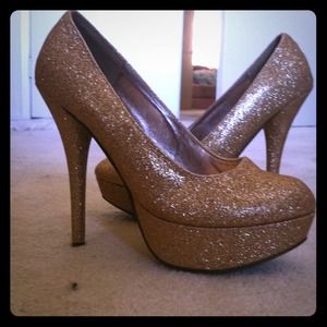 Gold glitter pumps