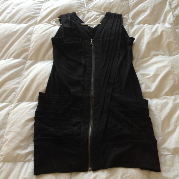 Black Geo-Cut zip up tunic!  Great layering item.