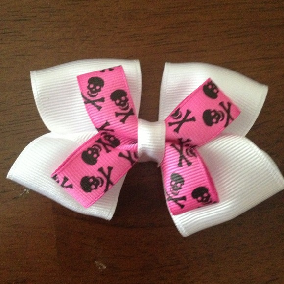 Pink skull and cross bones bow - Picture 1 of 1