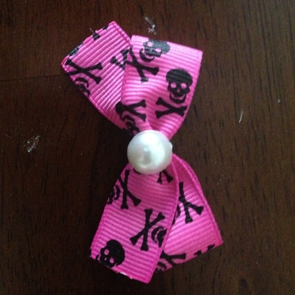 Small pink skull and cross bones bow with pearl