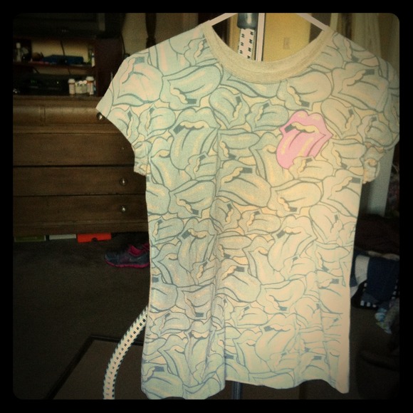 gray and blue rolling stones tshirt