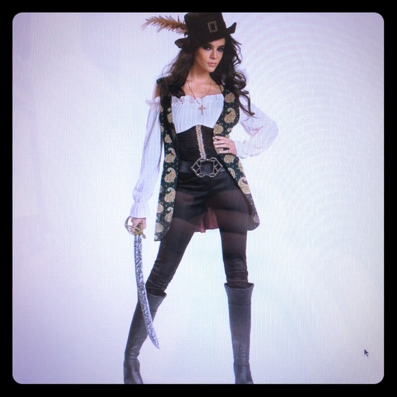 Reserved for @neyy_89. POTC- Angelica Costume