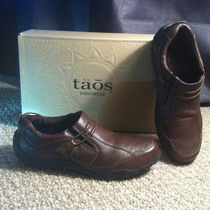 *Almost like new* täōs leather slip-on booties