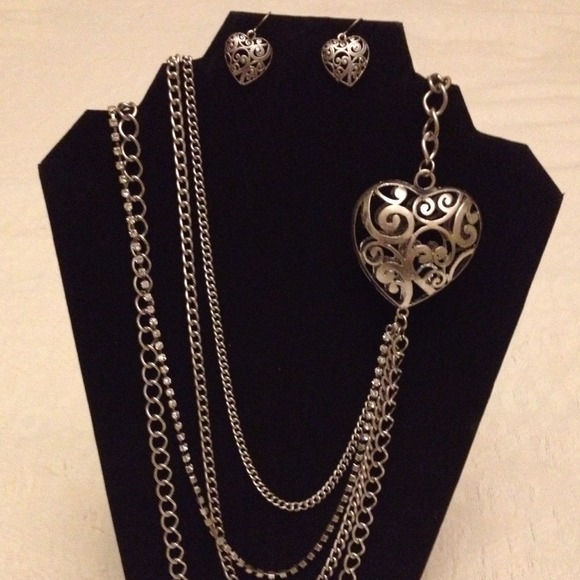 new Long  silver heart necklace w/earrings