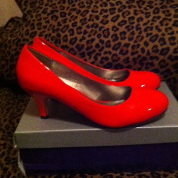 Reddish/pink kitten heels