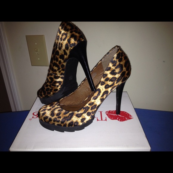 Two lips shoe. - Picture 2 of 3