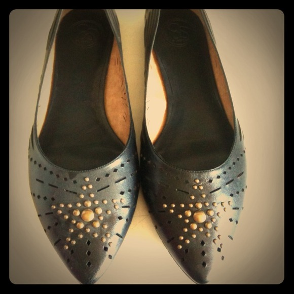 SOLD ~ Black pointy flats