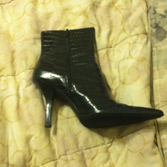 Black boot croc